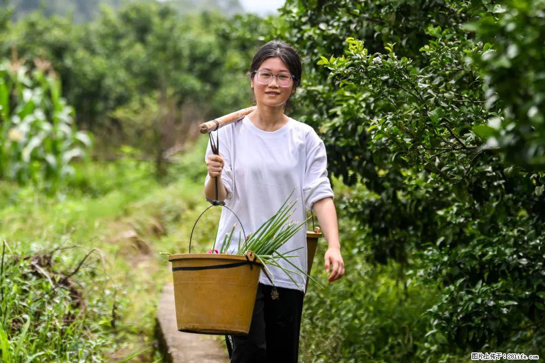 全网追的“扁担女孩”,找了一份暑假工,时薪12元 - 巴中生活资讯 - 巴中28生活网 bazhong.28life.com