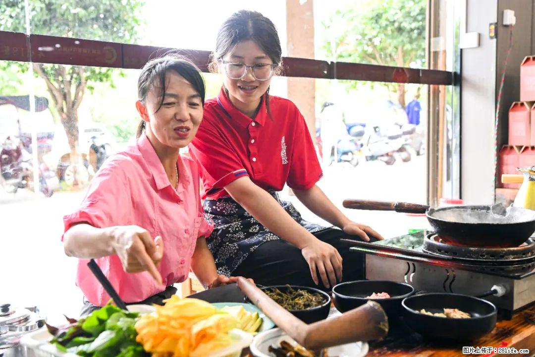 全网追的“扁担女孩”,找了一份暑假工,时薪12元 - 巴中生活资讯 - 巴中28生活网 bazhong.28life.com