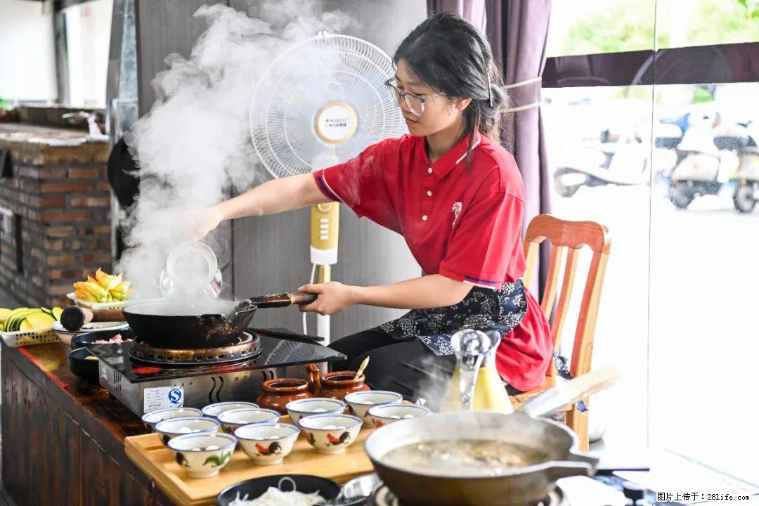 全网追的“扁担女孩”,找了一份暑假工,时薪12元 - 巴中生活资讯 - 巴中28生活网 bazhong.28life.com